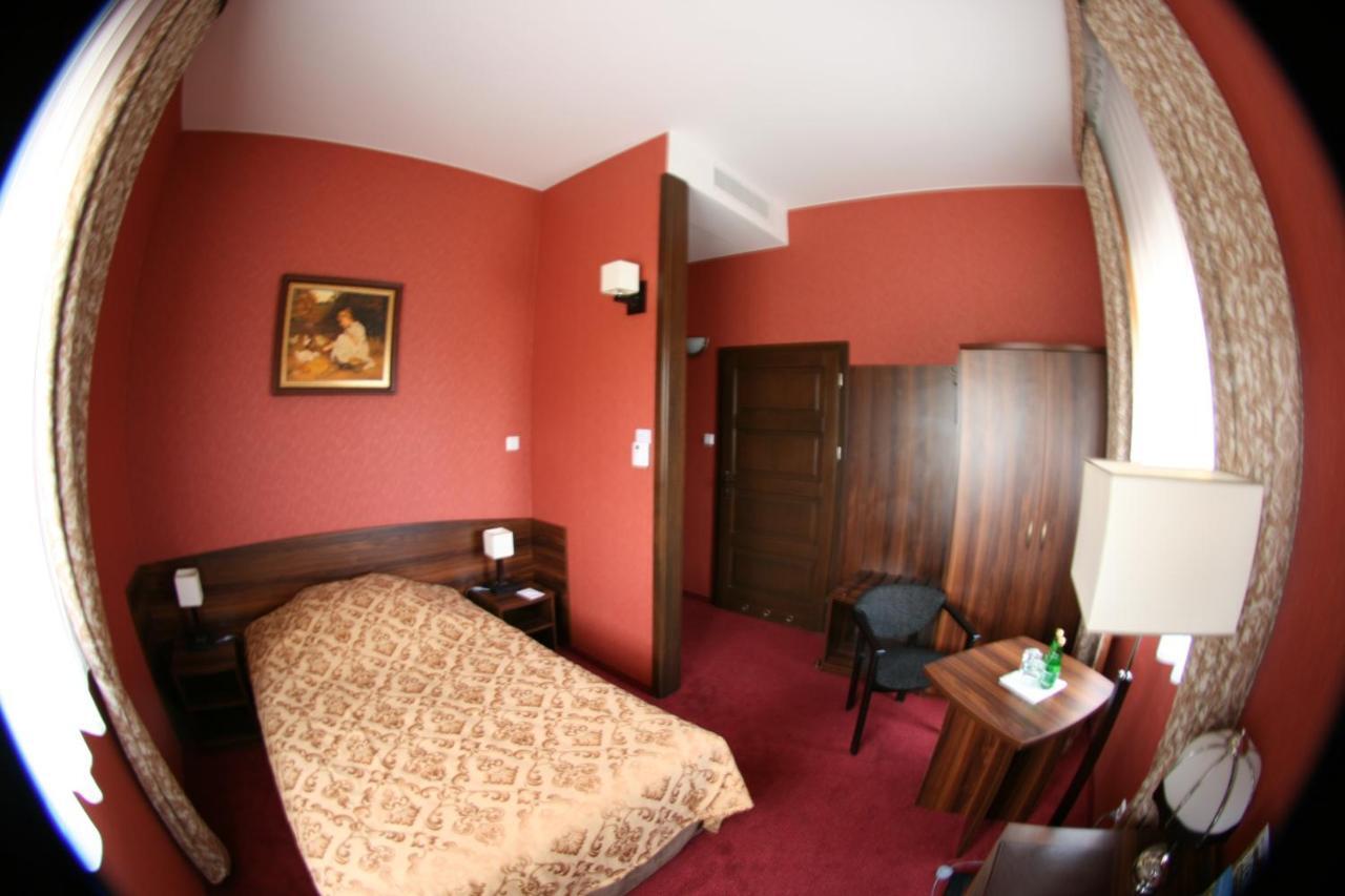 Hotel Dworski Galaktyczny Park Warzymice 객실 사진